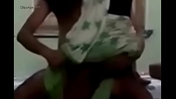 Desi Babe Hiking Up Her Saree And Riding Hard On Cam