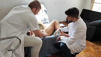 A Safada Foi No Ginecologista E Deu Pra Ele E O Amigo Dele