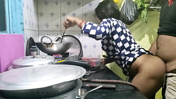 गांव से आई नादान नौकरानी को कुछ पता नहीं था, मालिक ने उसका मजा लेकर चोद डाला