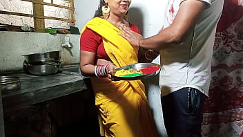 होली की मस्ती में भाभी को किचन काउंटर पर ज़ोरदार चोदाई
