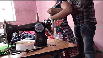 सिलाई करती देसी भाभी को अंकल ने पीछे से पकड़कर चोदा