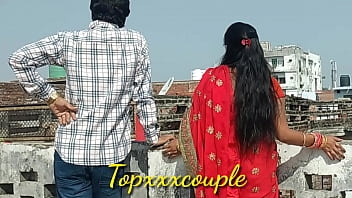 छत पर घूम रही पड़ोस की नई दुल्हन को लुभाकर जमकर चोदा