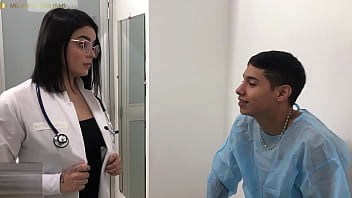 Una Doctora Cachonda Se Coge A Su Paciente Con Una Verga Enorme Y Un Culo Gigante