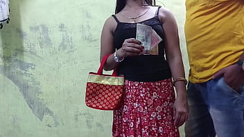 गांव से आई भोली लड़की को नौकर ने बिस्तर पर लिटा कर चोदा