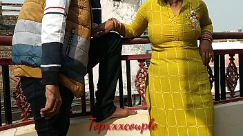 छत पर खड़ी भाभी की गर्म बॉडी को जोरदार चुदाई