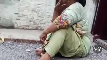 Desi Aunty From Pakistan Getting Hot And Heavy With A Cigarette