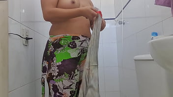 A Novinha Da Vila Se Esfrega Toda No Banho Quente, Molhadinha Esperando O Dono Chegar