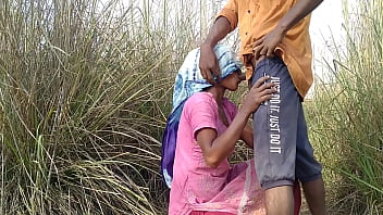 आज पत्नी बाहर लकड़ी लेने गई तो पति ने कहा – चलो बाहर खुले में ही जमकर चुदाई करते हैं