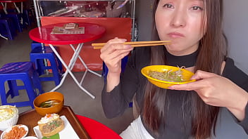 自転車で巡る東京の街、新大久保で熱くてジューシーな韓国料理を味わい尽くす