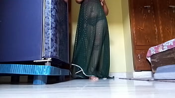 Bhabhi Ki Geeli Chut Mein Ungli Daal Kar Pani Nikal Diya