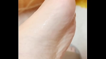 被绑着给老子口交，边舔脚边玩丝袜